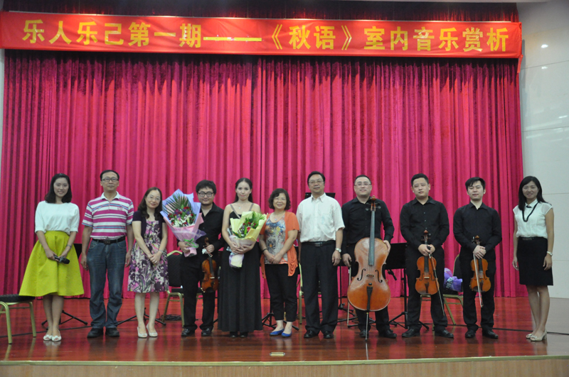 领导和演员合影留念-800