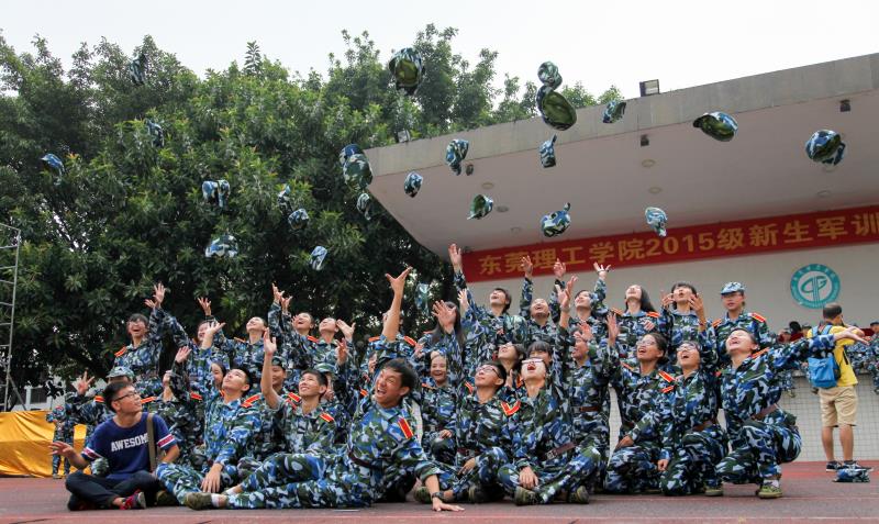 新生为圆满完成军训任务欢呼