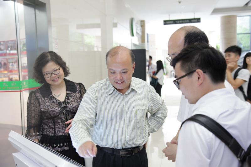 开通仪式后,吕琦元副书记等了解网上校史馆内容