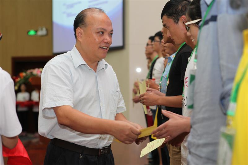 吕琦元副书记为季军队伍颁奖