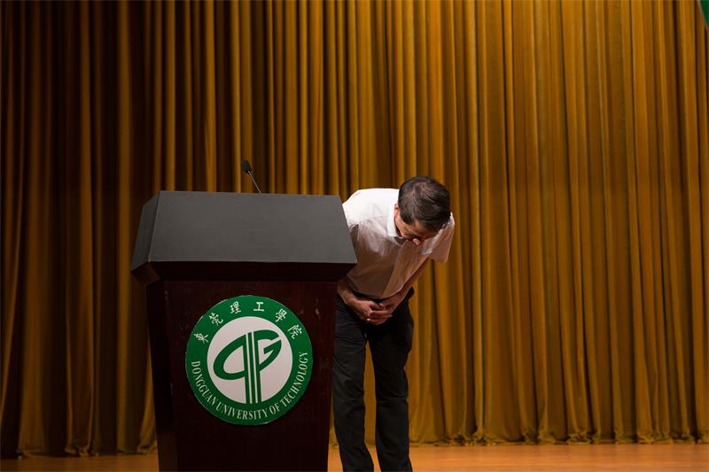 李琳校长向全体教职工为学校发展付出的努力表示衷心的感谢